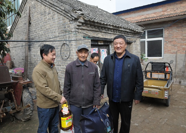 1571277090637860.jpg 慰问贫困户-网站.jpg